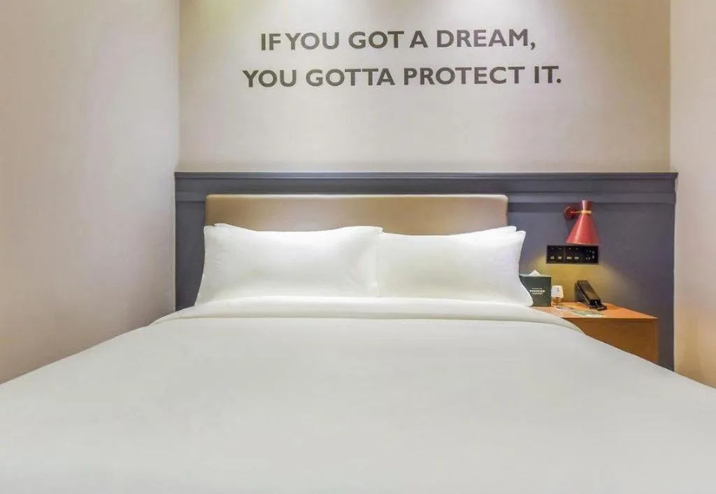 Bed in Premier City Comfort Hotel Wuhan Hankou Railway Station Changgang Road Metro Station