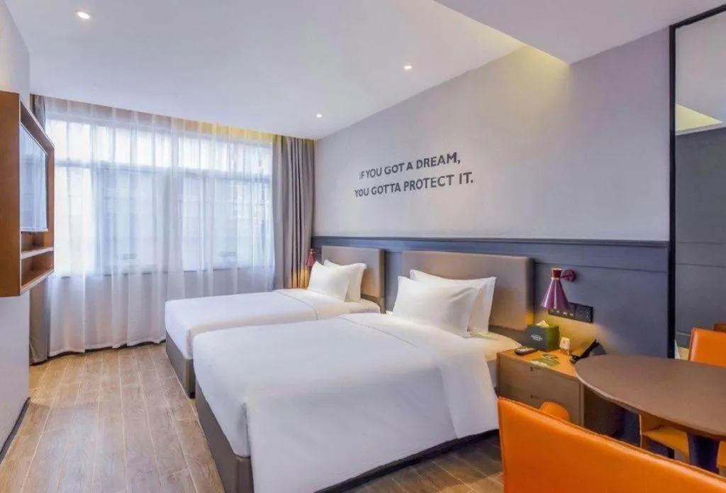 Bed in Premier City Comfort Hotel Wuhan Hankou Railway Station Changgang Road Metro Station