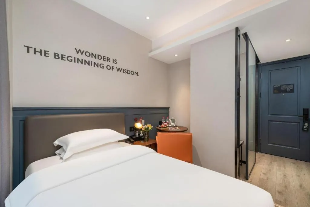 Bed in City Comfort Premier Hotel Liuzhou Wuxing Pedestrian Street Jinggu Building