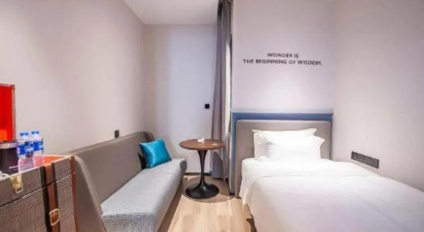 Bed in City Comfort Premier Hotel Liuzhou Wuxing Pedestrian Street Jinggu Building