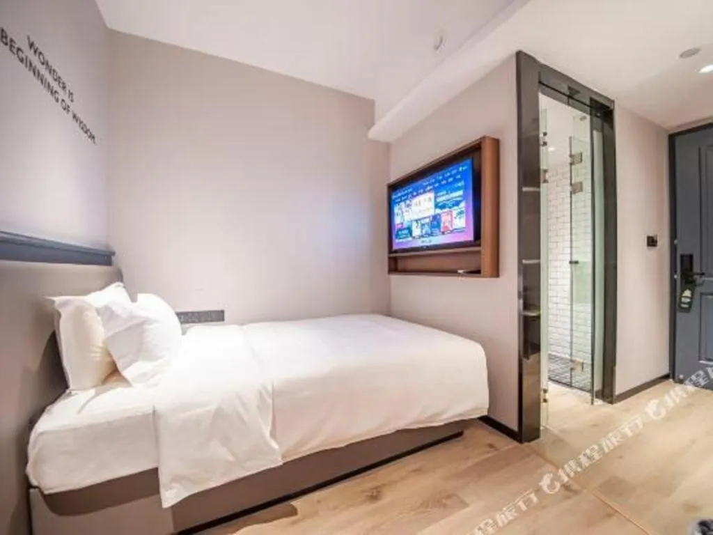 Bed in City Comfort Premier Hotel Liuzhou Wuxing Pedestrian Street Jinggu Building