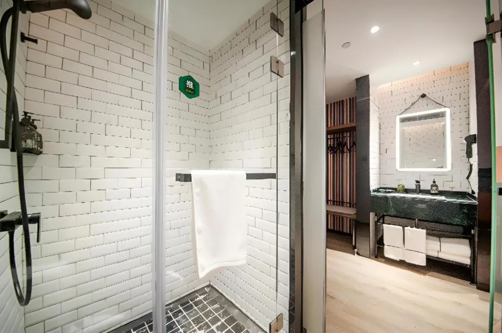 City Comfort Premier Hotel Liuzhou Wuxing Pedestrian Street Jinggu Building