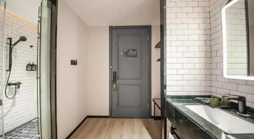 City Comfort Premier Hotel Liuzhou Wuxing Pedestrian Street Jinggu Building