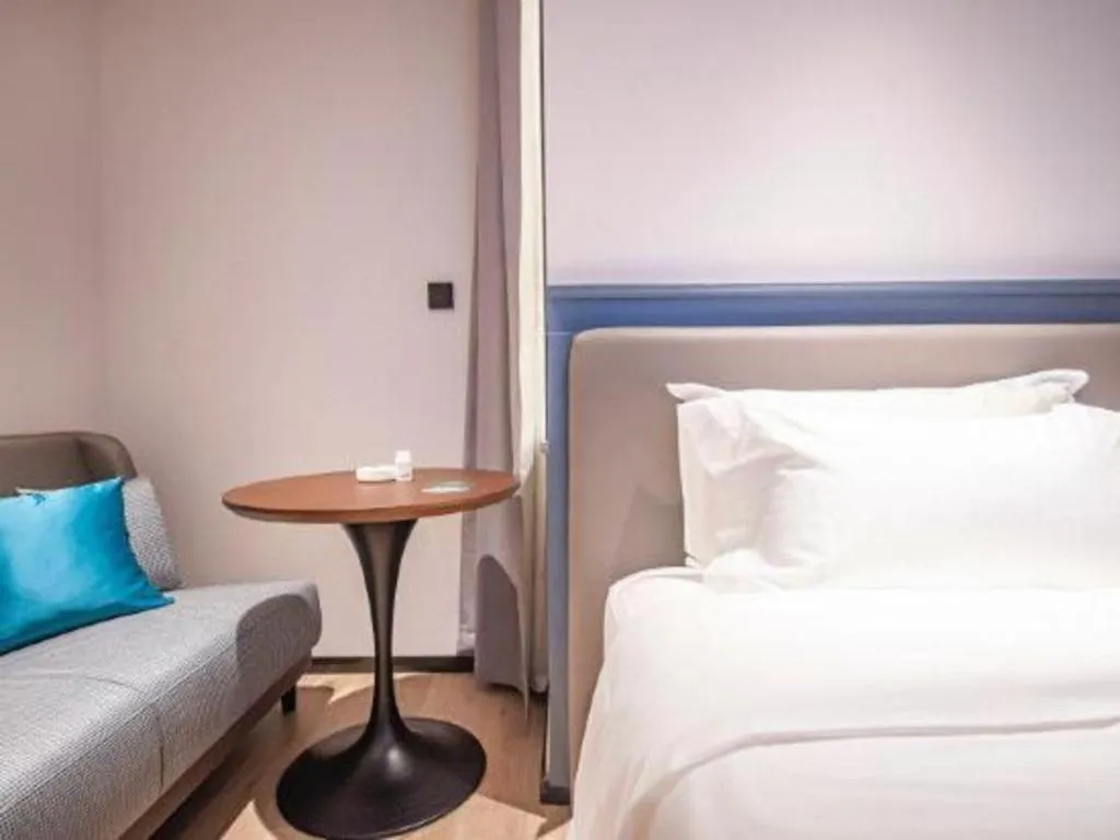 Bed in City Comfort Premier Hotel Liuzhou Wuxing Pedestrian Street Jinggu Building