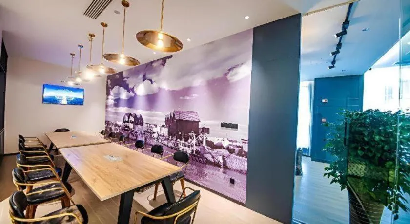 City Comfort Premier Hotel Liuzhou Wuxing Pedestrian Street Jinggu Building