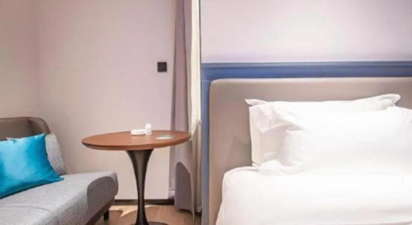 Bed in City Comfort Premier Hotel Liuzhou Wuxing Pedestrian Street Jinggu Building