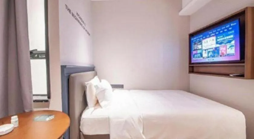 Bed in City Comfort Premier Hotel Liuzhou Wuxing Pedestrian Street Jinggu Building