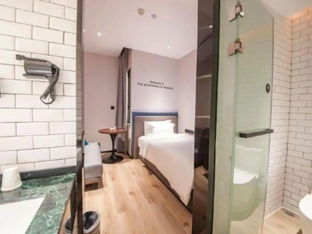 Bed in City Comfort Premier Hotel Liuzhou Wuxing Pedestrian Street Jinggu Building