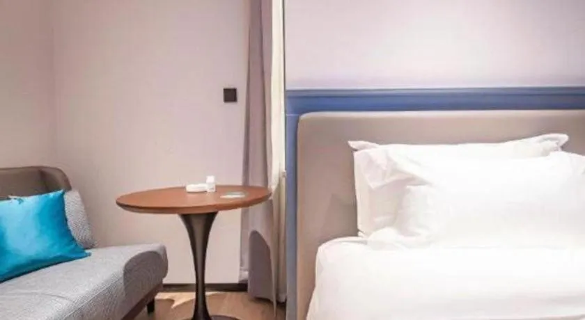 Bed in City Comfort Premier Hotel Liuzhou Wuxing Pedestrian Street Jinggu Building