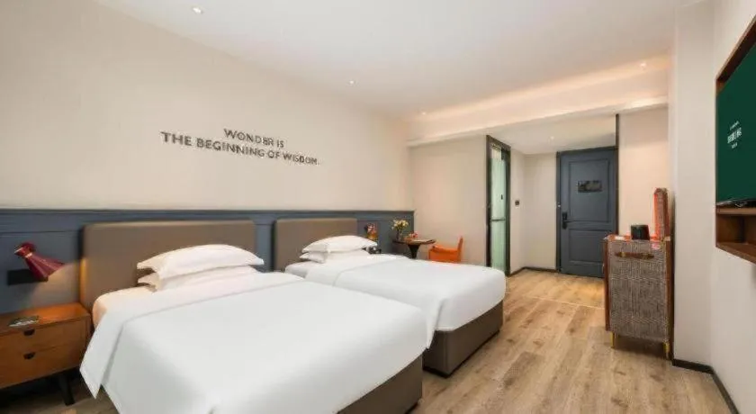 Bed in City Comfort Premier Hotel Liuzhou Wuxing Pedestrian Street Jinggu Building