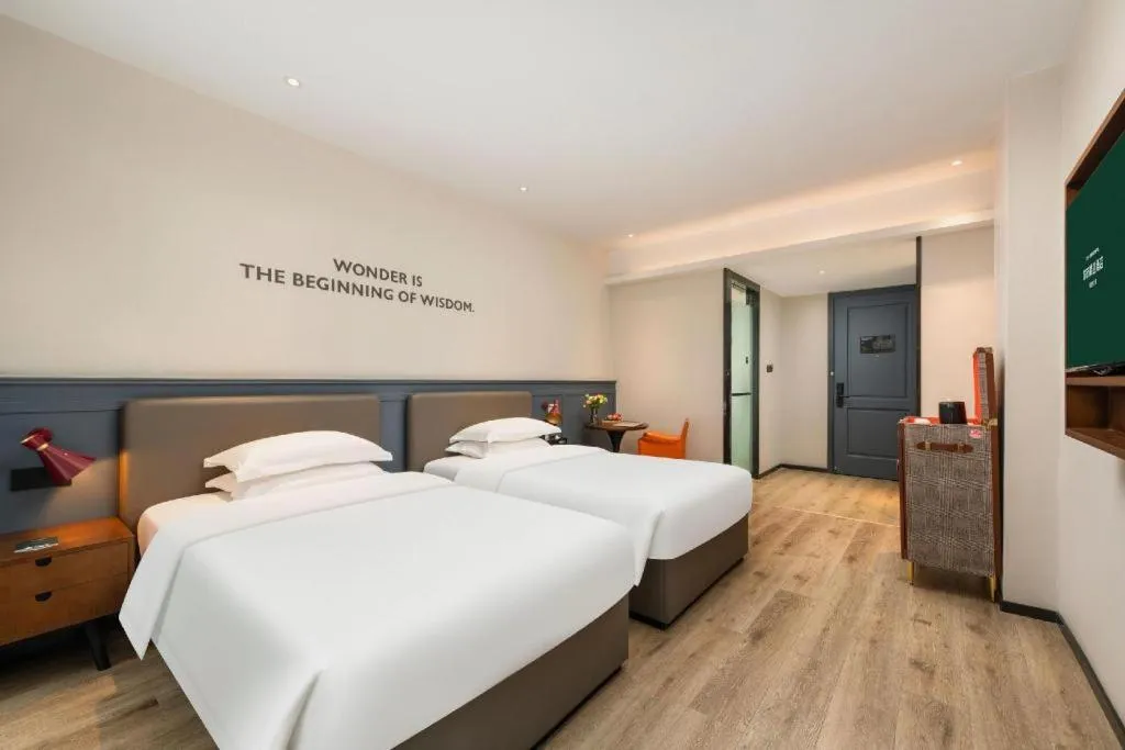 Bed in City Comfort Premier Hotel Liuzhou Wuxing Pedestrian Street Jinggu Building