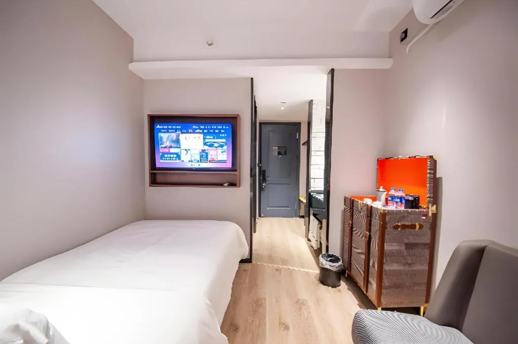 Bed in City Comfort Premier Hotel Liuzhou Wuxing Pedestrian Street Jinggu Building