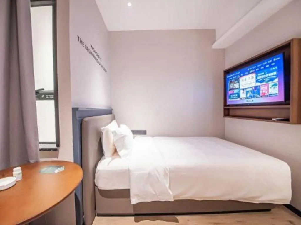 Bed in City Comfort Premier Hotel Liuzhou Wuxing Pedestrian Street Jinggu Building
