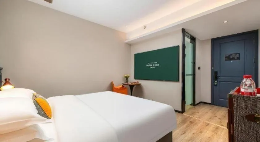 Bed in City Comfort Premier Hotel Liuzhou Wuxing Pedestrian Street Jinggu Building