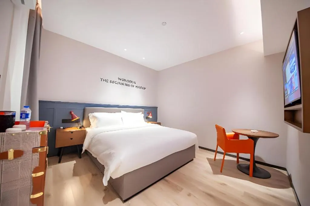 Bed in City Comfort Premier Hotel Liuzhou Wuxing Pedestrian Street Jinggu Building