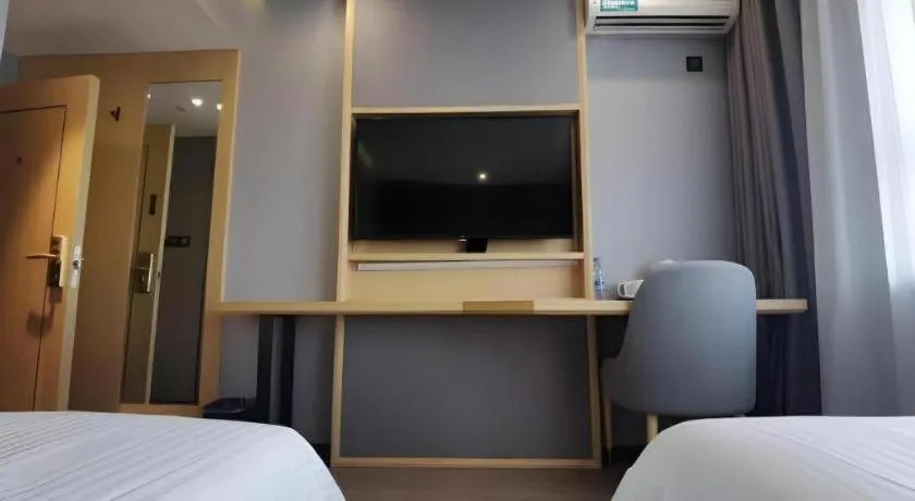 Bed in Green Tree Inn Urumqi San'gong Metro Station Exit