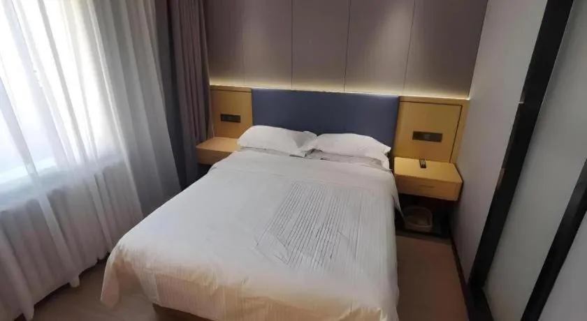Bed in Green Tree Inn Urumqi San'gong Metro Station Exit