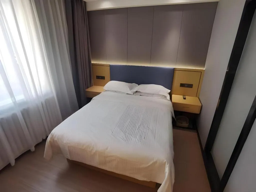 Bed in Green Tree Inn Urumqi San'gong Metro Station Exit