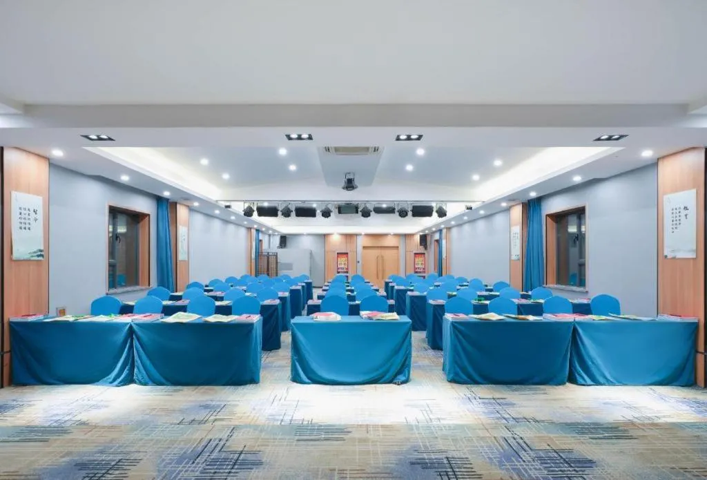 Green Tree Inn Urumqi San'gong Metro Station Exit