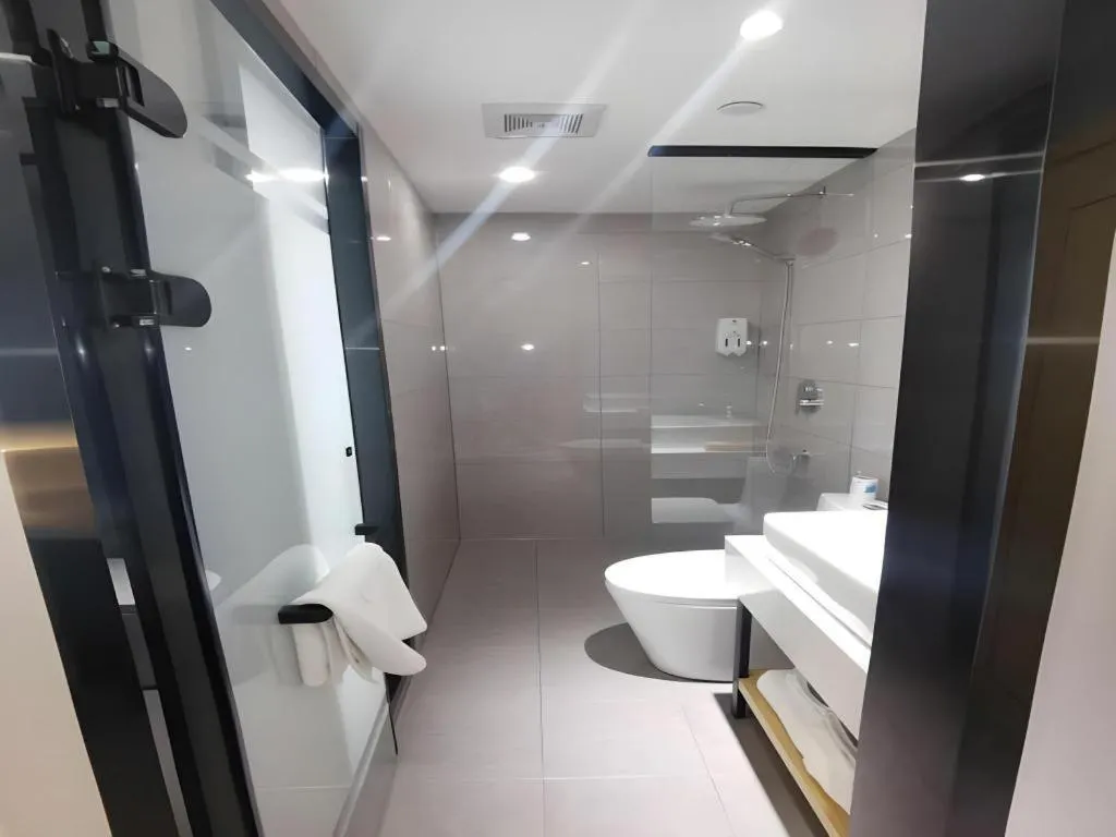 Green Tree Inn Urumqi San'gong Metro Station Exit