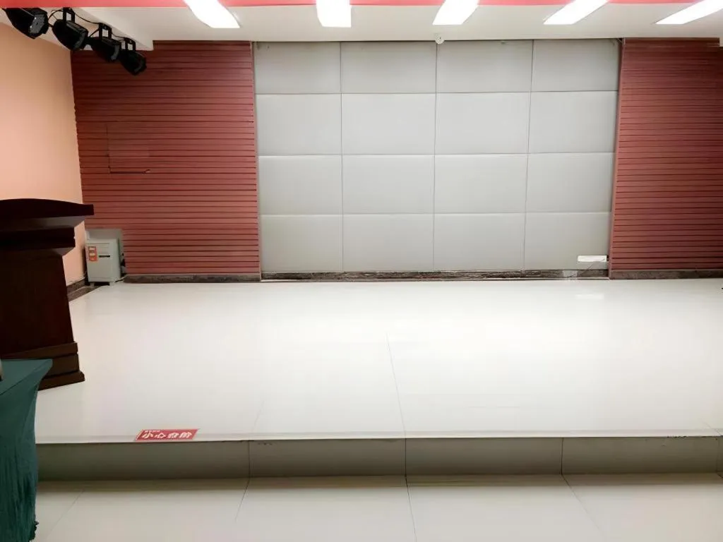 Green Tree Inn Urumqi San'gong Metro Station Exit