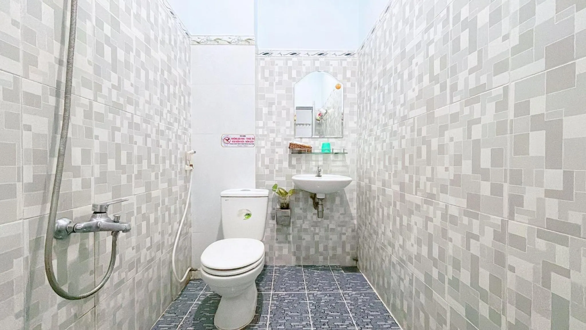 Toilet in Quoc Dinh Guest House