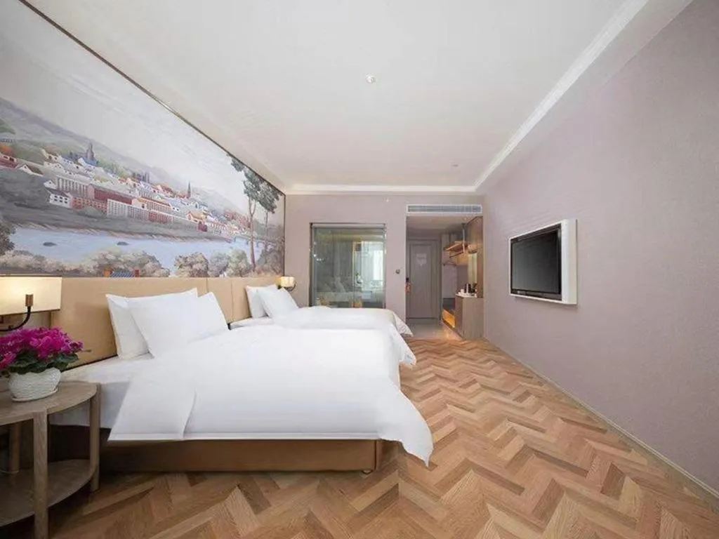 Bed in Vienna Hotel Lincang New Asia Pacific Times Square