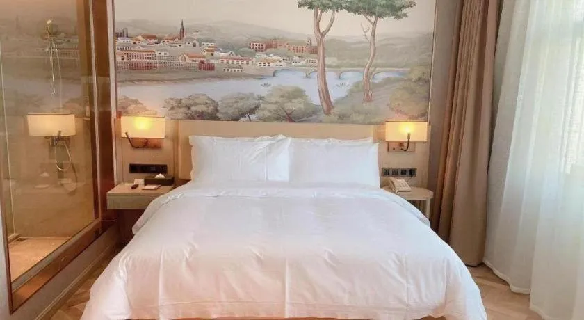 Bed in Vienna Hotel Lincang New Asia Pacific Times Square