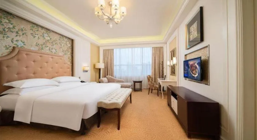 Bed in Venus Royal Hotel Shenzhen International Exhibition Center