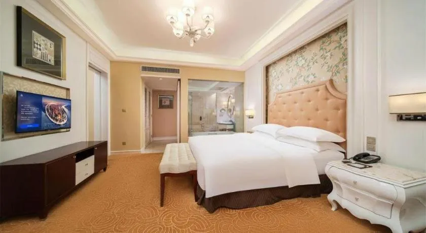 Bed in Venus Royal Hotel Shenzhen International Exhibition Center