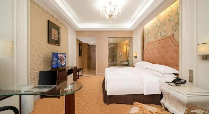 Bed in Venus Royal Hotel Shenzhen International Exhibition Center