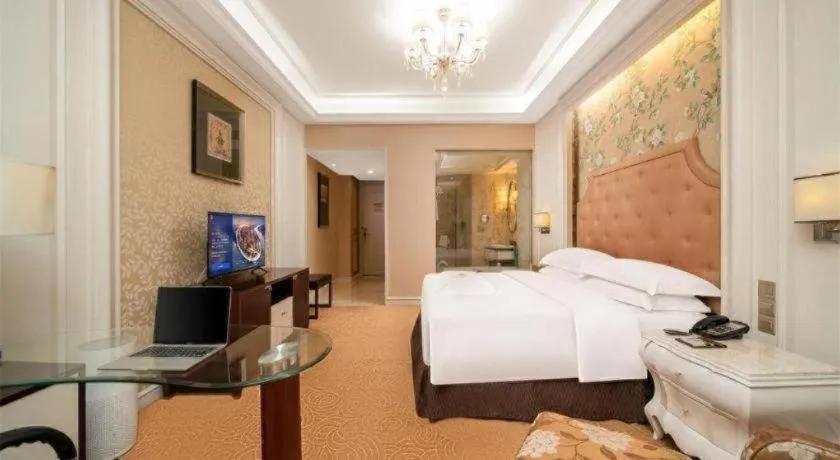 Bed in Venus Royal Hotel Shenzhen International Exhibition Center