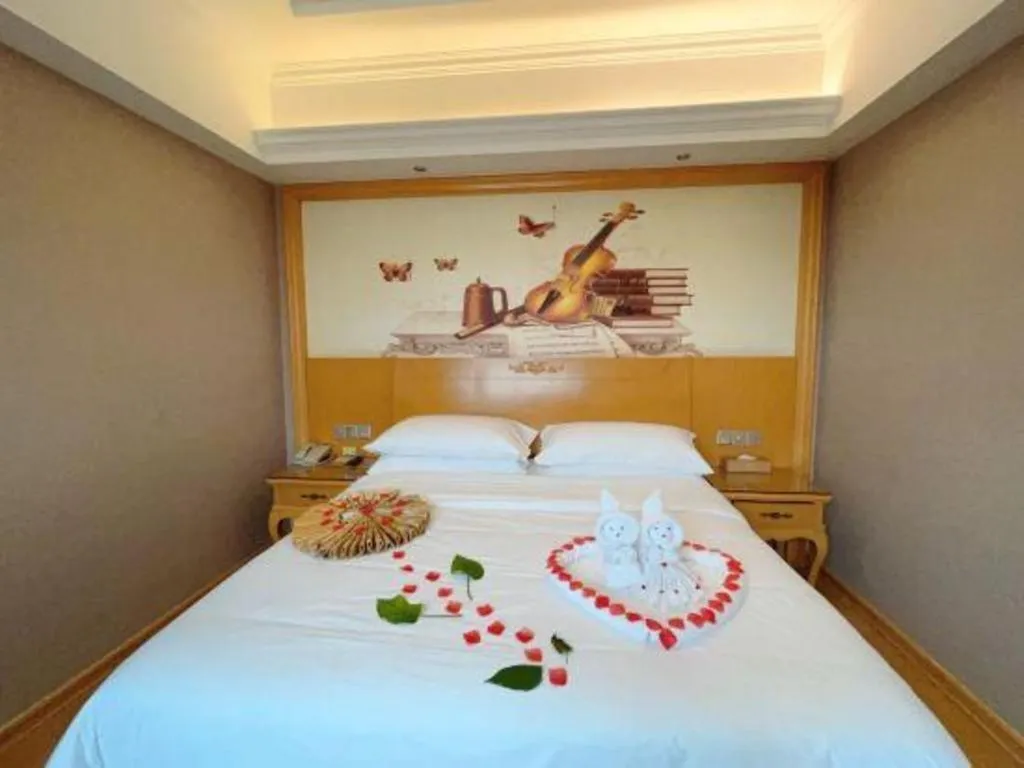 Bed in Vienna Hotel Guangxi Fangcheng