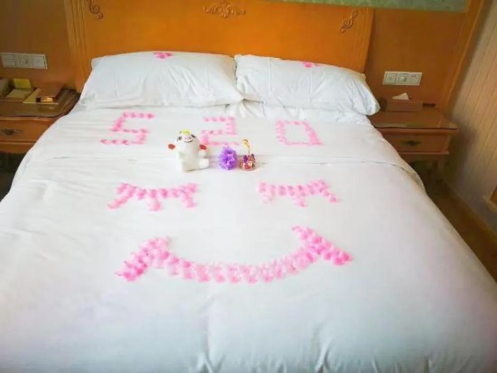 Bed in Vienna Hotel Guangxi Fangcheng