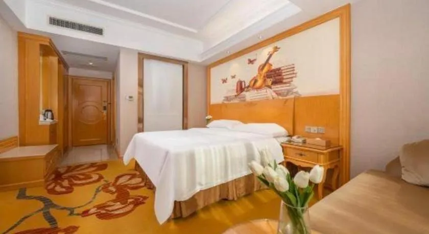 Bed in Vienna Hotel Guangxi Fangcheng