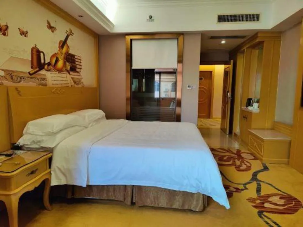 Bed in Vienna Hotel Guangxi Fangcheng