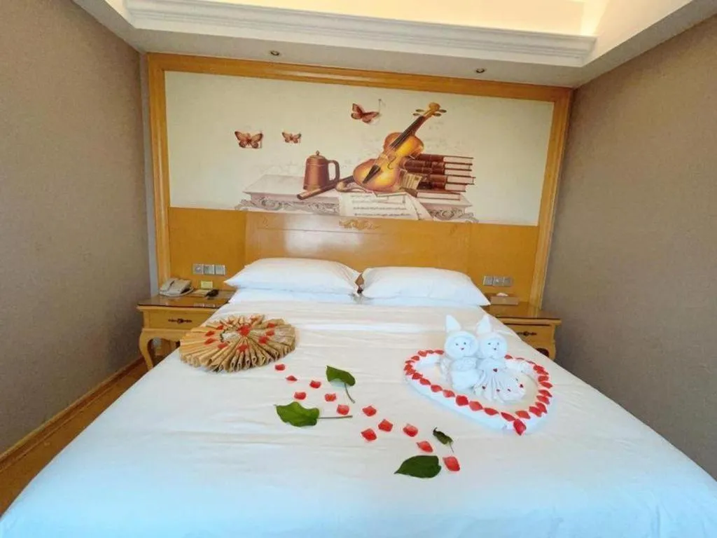 Bed in Vienna Hotel Guangxi Fangcheng