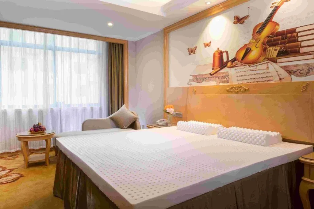 Bed in Vienna Hotel Guangxi Fangcheng