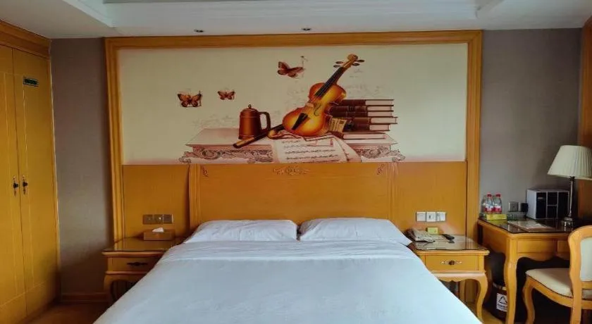 Bed in Vienna Hotel Guangxi Fangcheng