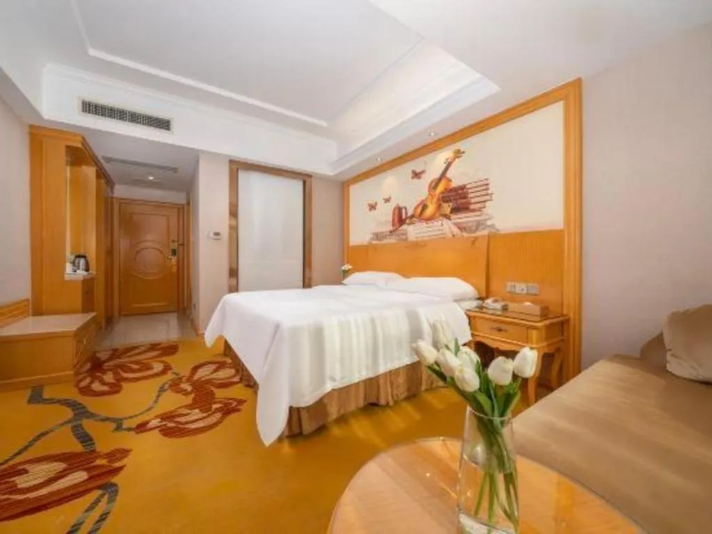 Bed in Vienna Hotel Guangxi Fangcheng