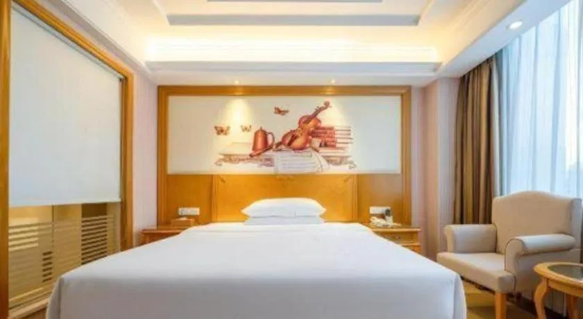 Bed in Vienna Hotel Shenzhen Pingdi Huancheng South Road