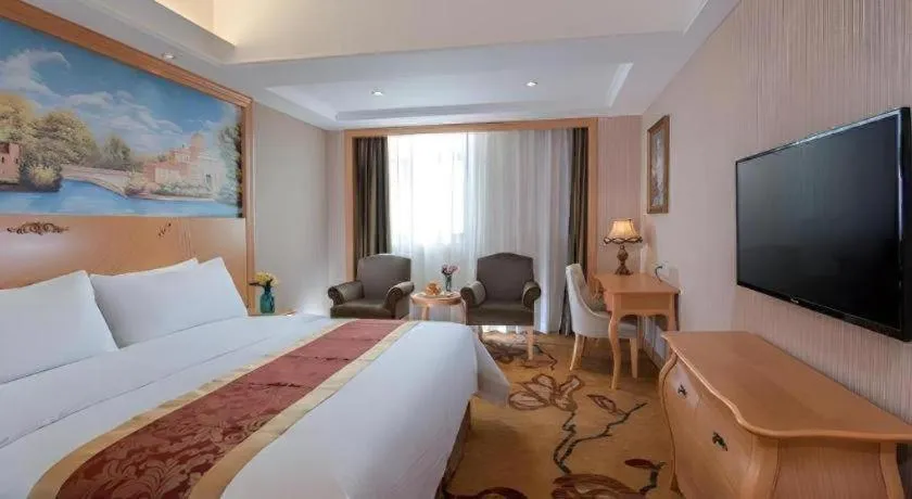 Bed in Vienna Hotel Shenzhen Pingdi Huancheng South Road