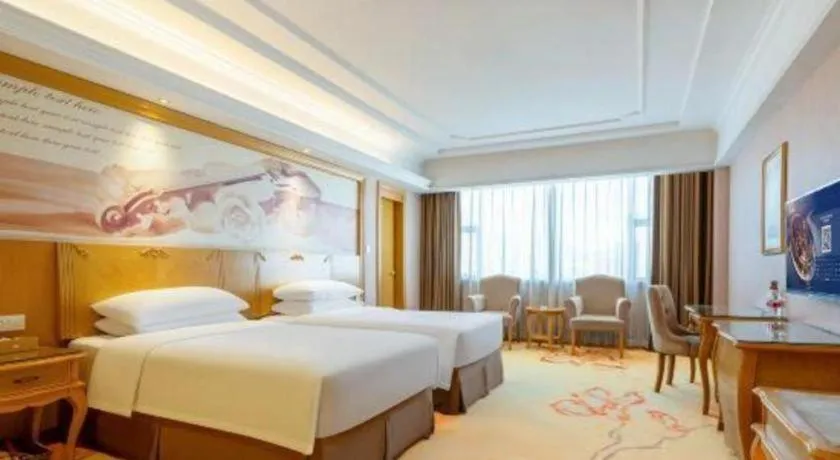 Bed in Vienna Hotel Shenzhen Pingdi Huancheng South Road