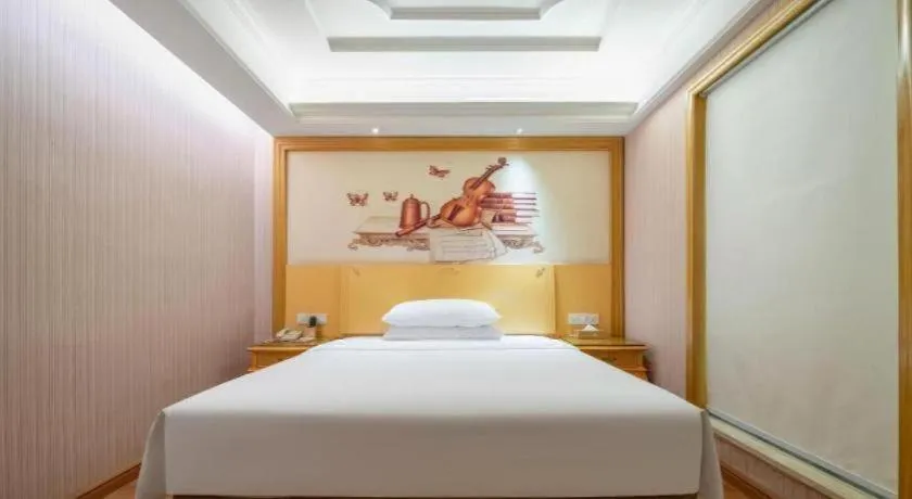 Bed in Vienna Hotel Shenzhen Pingdi Huancheng South Road