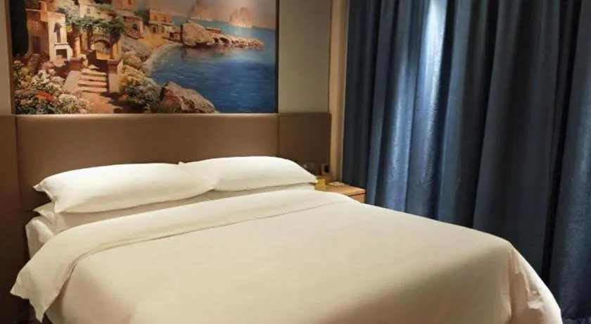 Bed in Vienna Hotel Shandong Qingdao Taidong Pijiu Street Liaoning Road