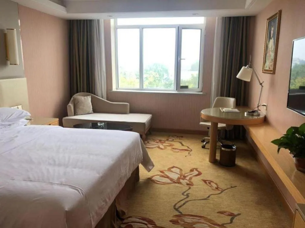 Bed in Vienna Hotel Shandong Qufu Sankong Landscape