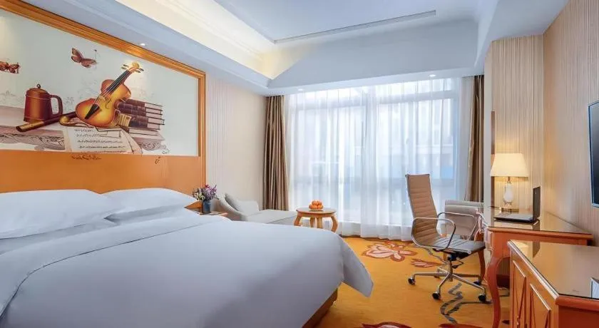 Bed in Vienna Hotel Shanghai Hongqiao National Exhibition Cente Sijing Metro Station
