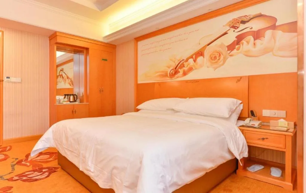 Bed in Vienna Hotel Shanghai Hongqiao National Exhibition Cente Sijing Metro Station