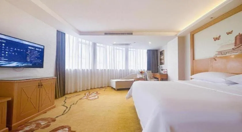Bed in Vienna Hotel Guangdong Zhaoqing Sihui Center Jade Expo Market