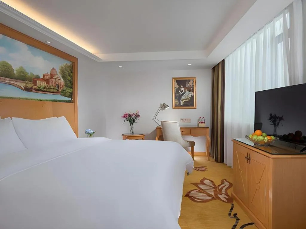 Bed in Vienna Hotel Guangdong Zhaoqing Sihui Center Jade Expo Market